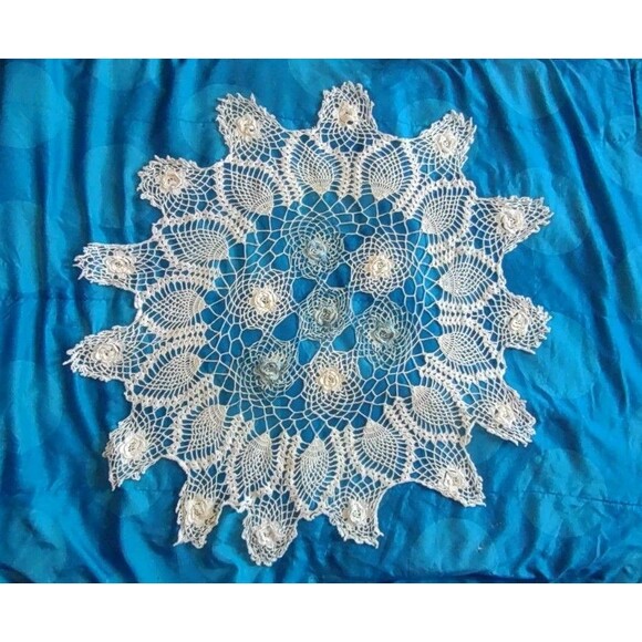 XLarge 26" Vintage Hand Crocheted Centerpiece Doily Blue White Ombre 3D - Picture 1 of 10